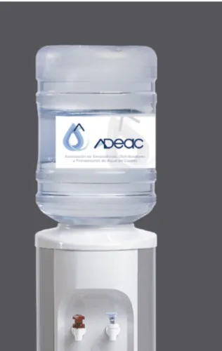 La vida útil de las botellas de agua que se utilizan en los dispensadores llega hasta las 50 reutilizaciones